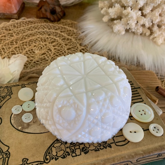 Vintage Milk Glass Bowl 🪿 - Picture 6 of 9